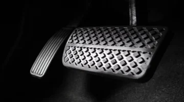 تقنية مخفية.. حركة في دواسة الوقود توفر استهلاك البنزين وتزيد قوة محرك سيارتك